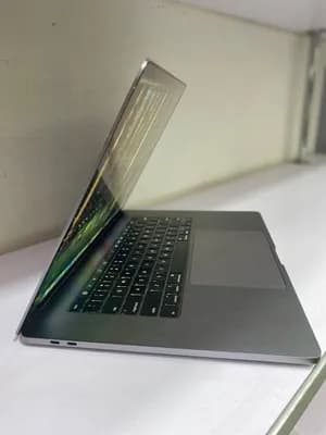 MacBook Pro (16-inch,2019) 4GB Dedicated Graphics