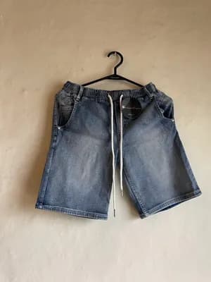 Light blue wash elastic-waist denim shorts