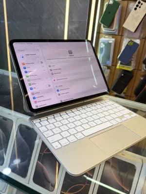 Ipad pro M4 11inch with original Magic keyboard